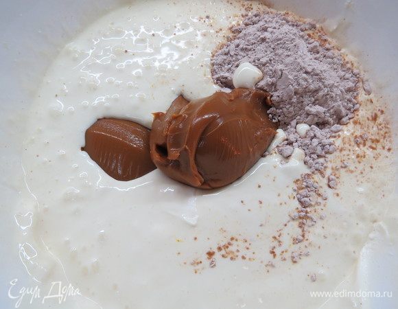 Затем добавляем сухой карамельный пудинг и вареное сгущенное молоко.