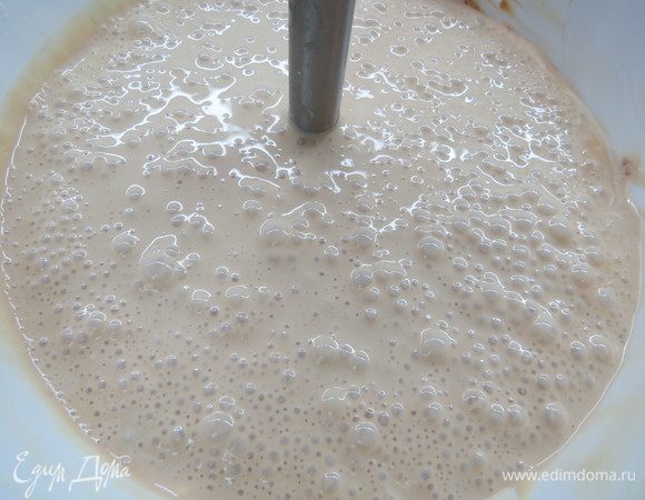 Тщательно перемешиваем творожную массу до однородности, можно даже пробить немножко погружным блендером.