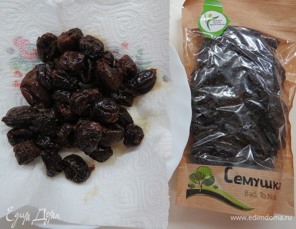 Сливаем чайный настой, чернослив кладем на бумажные салфетки, чтобы немного обсушить.