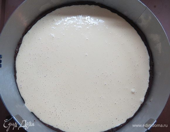 Сверху аккуратно выливаем карамельно-творожную заливку. Выпекаем в разогретой до 180°С духовке до готовности около часа, на дно духовки стоит поставить миску или огнеупорную форму с горячей водой, на водяной бане творожник получится нежнее и воздушнее. Серединка готового творожника не должна дрожать, как у чизкейка.