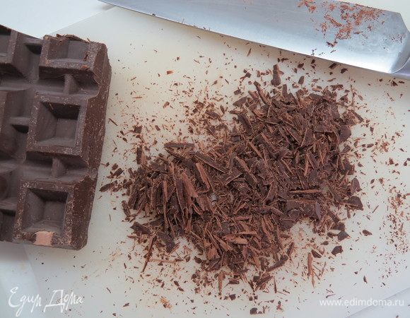 Дать творожнику остыть в форме, затем снять бортики и аккуратно переложить на блюдо. Посыпать шоколадной крошкой.