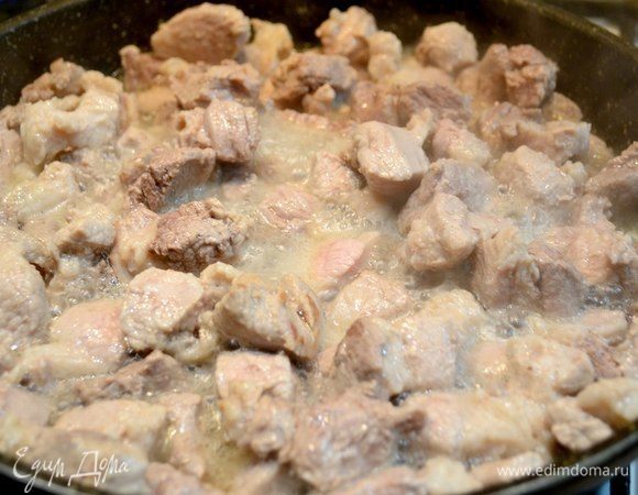 Количество ингредиентов можно использовать на свой взгляд и вкус от количества нужных порций. Мясо свинины нарезать на кусочки и обжарить.