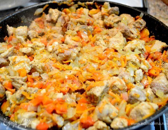 Добавить репчатый лук (нарезанный на кубики), морковь (натереть на крупной терке). 