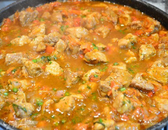 Когда все обжарили до готовности, добавить лечо из болгарских перцев в томатном соусе,приправы и оставить тушить на 20 минут.