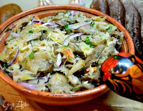  В это время отварить картошку и приготовить салат.