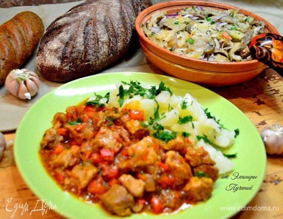  Подать рагу с картошкой и салатом.