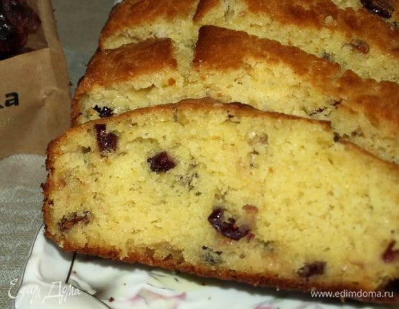 Остывший кекс перекладываем на блюдо. 