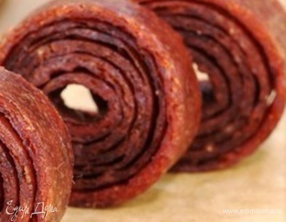 Сворачиваем в рулетик и режем тоненькими по 3–4–5 мм кусочками. Сладко, вкусно. Прекрасно заменяют конфеты. Малыши обожают. Если сможете съесть партию пастилы в скором времени, то можно не сильно просушивать листы. Но хранить долго вряд ли получится. Такие чуть подвяленные листы прекрасно можно использовать как начинку или прослойку для сладких пирогов и тортов. Если при хранении в скрученных в палочки пластов или нарезанных на кусочки рулетиков пастилы они пересохли и сильно затвердели, то их легко можно восстановить. Достаточно на полсуток положить их в закрытый контейнер или кастрюльку с налитой на дно чистой холодной водой примерно 1–2 мм.