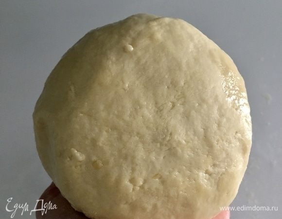 В итоге получаем гладкое, нежное, очень эластичное и податливое тесто. Работать с ним — одно удовольствие! Мне безумно понравилось! Итак, скатать тесто в шар, смазать маслом и прикрыть чистым полотенцем. Оставить тесто отдыхать 30 минут.