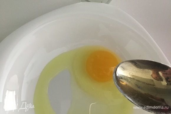 В отдельной мисочке смешать яйцо, столовую ложку уксуса и воду. Размешать.