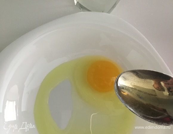 В отдельной мисочке смешать яйцо, столовую ложку уксуса и воду. Размешать.