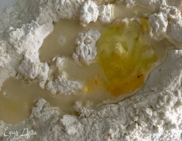 Постепенно, в 5 этапов ввести полученную жидкость в тесто, сначала можно вмешивать воду с яйцом в муку или ложкой, или вилочкой.