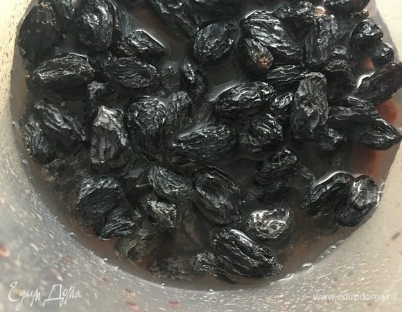 Изюм ТМ «Семушка» мягонький и не требует дополнительной длительной обработки, поэтому можно просто минут на 10 замочить его в кипятке.