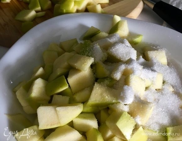 Яблоки нарезать небольшим кубиком, посыпать сахаром. Сладость можно регулировать на свой вкус.
