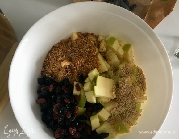 В большой миске смешать все ингредиенты начинки: яблоки с сахаром, изюм, домашние сухари и кунжут. Все перемешать.