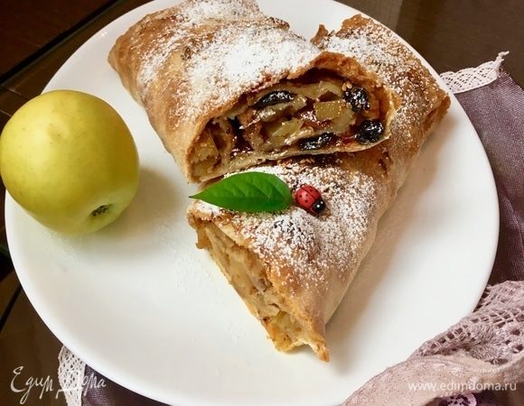 По истечении 40 мин., штрудель готов, остужаем на решетке. И разрезаем на порционные кусочки. На данном фото я штрудель разрезала пополам, иначе он не умещался на блюдо.