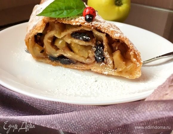 А вот и долгожданный кусочек! Подавать штрудель с шариком мороженого или взбитыми сливками. Но я была в таком восторге от потрясающего нежного теста, которое после выпечки превращается в невесомые слои в обрамлении сочной ароматной начинки, что забыла обо всем на свете! Сил хватило только посыпать сахарной пудрой, бежать всех угощать и пробовать самой.