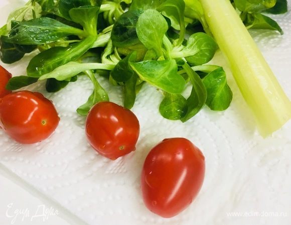 Вымыть овощи. Просушить салат.