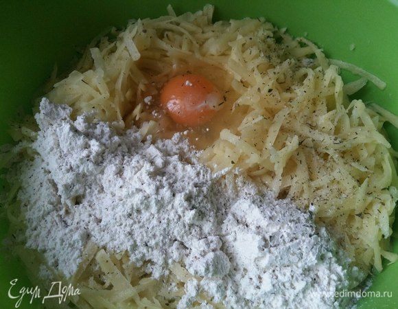 Картофель (3 шт. большие) натереть на крупной терке, добавить 1 яйцо, 3 ст. л. муки, посолить по вкусу, поперчить. Перемешать до однородности. 