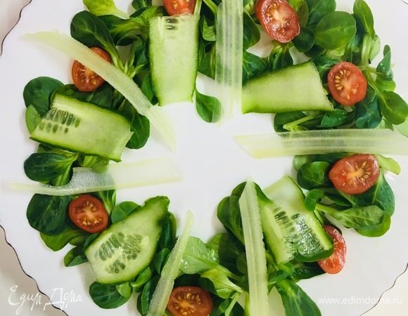 Огурец и сельдерей лучше всего не нарезать, а взять овощечистку и «нарезать» ей тонкие пластины. Выложить сверху на салат и помидоры.