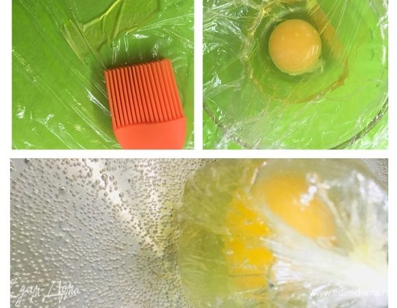 Для приготовления яйца берем пищевую пленку, смазываем ее оливковым маслом, помещая пленку в глубокую небольшую емкость, разбиваем яйцо и завязываем пленку. Опускаем мешочек в кастрюлю с закипающей водой и варим 4 минуты.