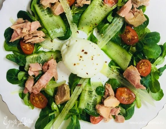 Тунец от ТМ «Магуро» выкладываем  сверху. Когда яйцо приготовилось, достаем из пленки и на середину блюда. Добавляем перец, соль, прованские травы и немного оливково масла. Салат готов!