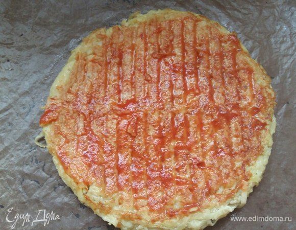 Смазать поверхность соусом пассата либо кетчупом.