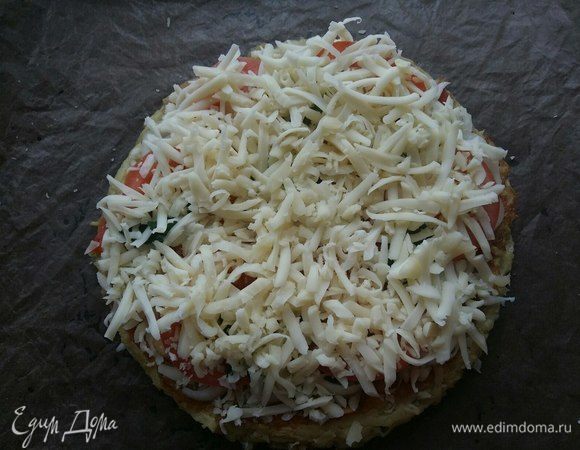 Слой сыра. И поставить в разогретую до 200°С духовку на 25 минут. Пока не зарумянится и расплавится сыр.