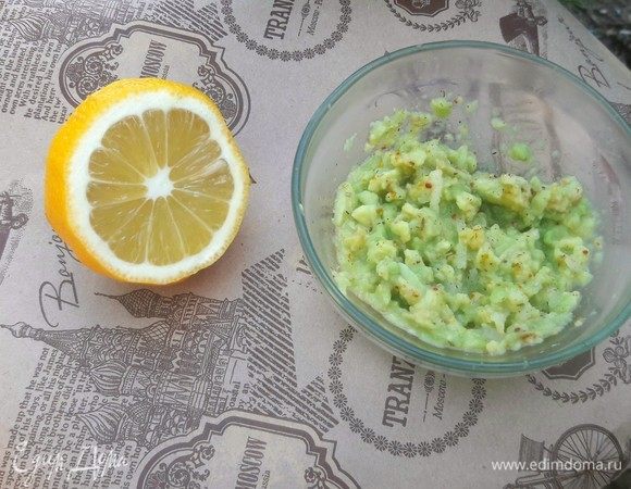 Авокадо очистить, разрезать пополам и также размять до получения однородной массы. Нарезать очень мелко репчатый лук и добавить к авокадо, сбрызнуть соком лимона, приправить небольшим количеством пряных специй.