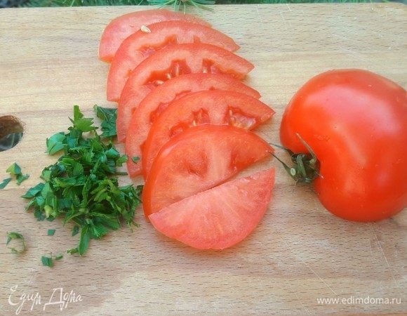 Помидоры нарезать слайсами.