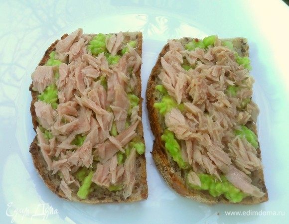 Подсушить хлеб на сковороде без масла и выложить на кусочки хлеба полученную массу из авокадо и тунца.