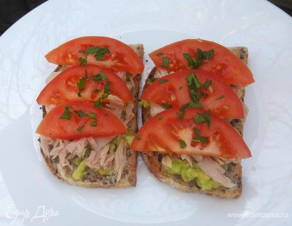Сверху — слайсы помидоров, украсить зеленью.