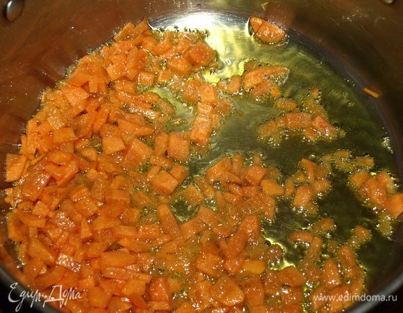 Все овощи очистить. От зелени отделить стебли. 
Морковь нарезать. В глубокой с толстым дном кастрюле разогреть растительное масло и обжарить морковь в течение 3 минут. 