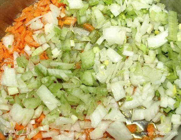 Добавить к моркови и готовить 2 минуты.