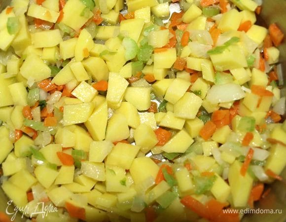Картофель мелко нарезать и добавить в кастрюлю. Потомить с овощами 1 минуту. 