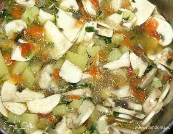  Добавить нарезанные грибы. Варить 5 минут. 