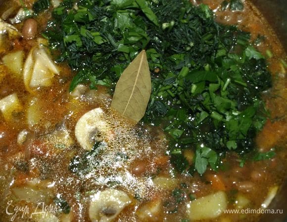 Зелень рубим. Добавляем к остальным ингредиентам. Добавляем лавровый лист. Добавляем соль и перец по вкусу. Томим 1 минуту. 