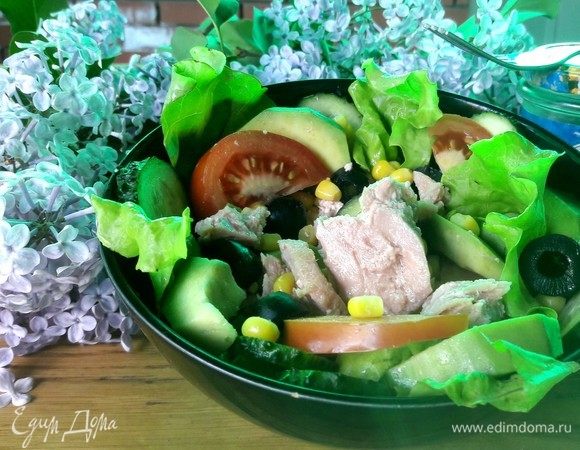 Смешать все ингредиенты. Заправить оливковым маслом и соком лимона.