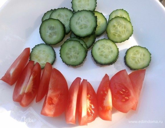 Помидоры нарезать дольками, огурцы кружочками.