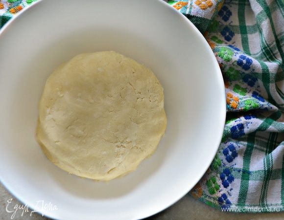 Собрать тесто в шар (оно получается достаточно рыхлым).