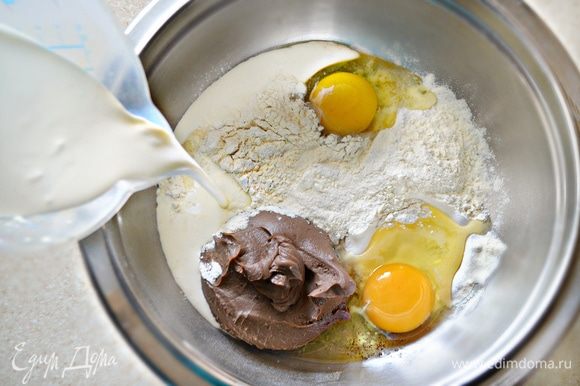 Для начинки яйца нужно смешать с сахарной пудрой и ванильным сахаром. Добавьте сливки, муку, какао и рикотту (у меня уже шоколадная рикотта, поэтому дополнительно какао не понадобилось). Хорошо взбейте начинку с помощью венчика или миксера.