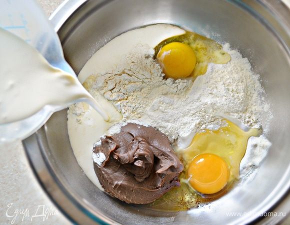 Для начинки яйца нужно смешать с сахарной пудрой и ванильным сахаром. Добавьте сливки, муку, какао и рикотту (у меня уже шоколадная рикотта, поэтому дополнительно какао не понадобилось). Хорошо взбейте начинку с помощью венчика или миксера.