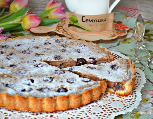 Готовый тарт выложите на блюдо, посыпьте сахарной пудрой и подавайте к столу. Он получается невероятно вкусным как теплым, так и в охлажденном виде. Приятного вам аппетита!