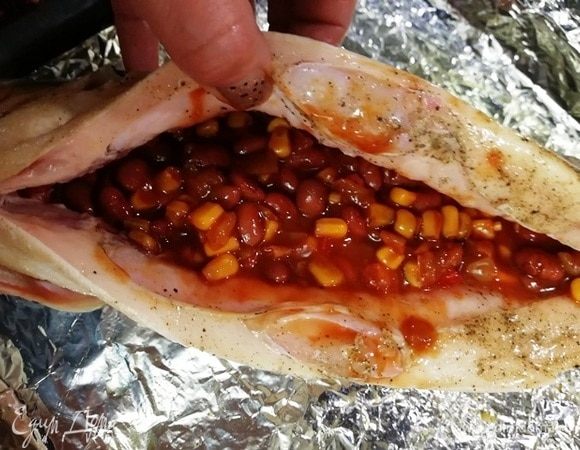 Положить овощную смесь Мехико ТМ «Фрау Марта» в брюшко рыбы. Здорово, что начинку не надо готовить!