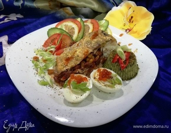 Вот такой простой и очень вкусный обед или ужин готов. Я подала его с овощным салатом, пюре из шпината и вареными яйцами. Приятного аппетита!