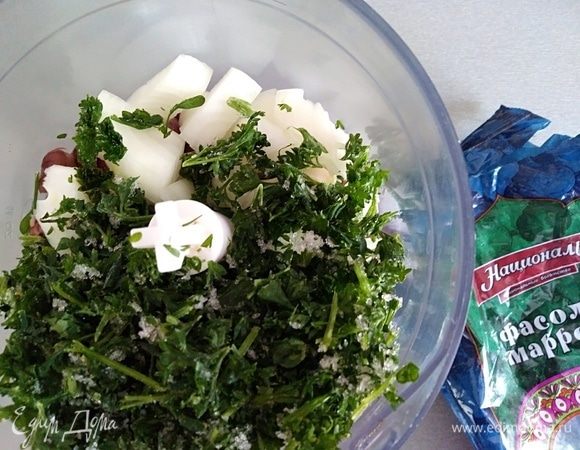 В блендере с насадкой нож смешать фасоль, небольшую луковицу и чеснок. Добавить петрушку (у меня замороженная), влить лимонный сок и несколько ложек воды. Начать взбивать. Постепенно добавлять воду, чтобы масса стала гладкой, но не жидкой.