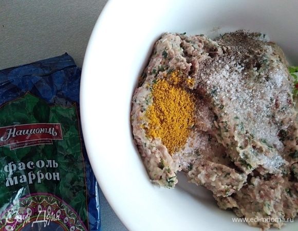 Вот такая масса для фалафели получилась. Добавить соль, перец и порошок карри, размешать.