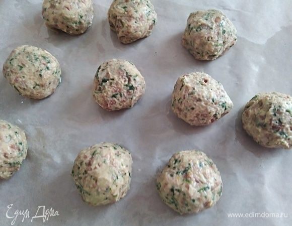 Духовку разогреть до 200°С. Бумагу для выпечки смазать маслом или использовать силиконовый коврик. Мокрыми руками сформировать шарики. Получается около 10 штук среднего размера.