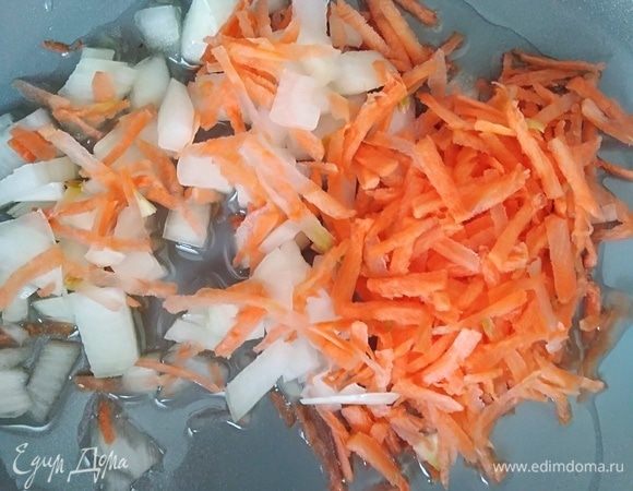 Пока фалафель запекается, готовим соус.
Небольшую морковь и лук почистить. Лук нарезать кубиками, морковь натереть. В сковороду влить масло, обжарить лук с морковью около 3 минут, помешивая.