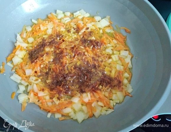 Всыпать карри-порошок, готовить еще 3 минуты.